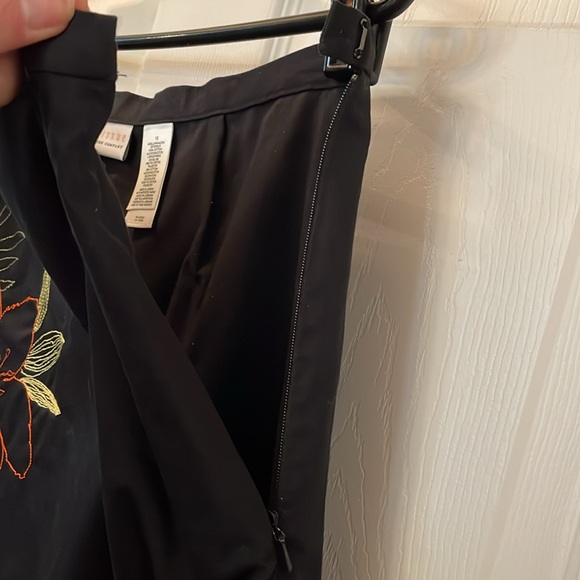Plus 16 Liz Claiborne black skirt - color floral embroidery - Easy side Zip - Picture 6 of 12